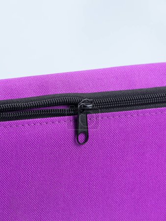 Téléchargez les photos : Gros plan de la fermeture éclair sur fond de sac violet - en image libre de droit
