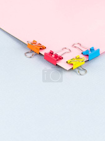 Téléchargez les photos : Ensemble coloré de trombones sur papier rose. prêt pour votre conception - en image libre de droit