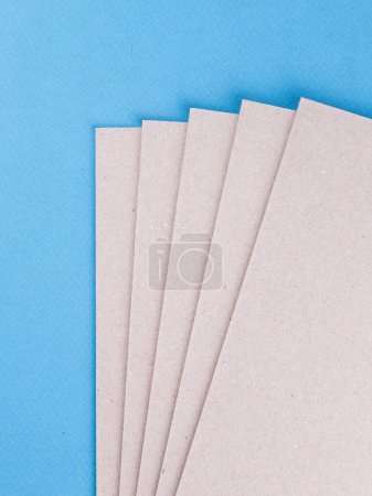 Foto de Textura de papel kraft beige, fondo abstracto de alta resolución. fondo de hoja de cartón aislado en azul, primer plano - Imagen libre de derechos