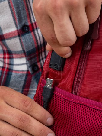 Foto de Primer plano del conector USB en una mochila roja, bolsa - Imagen libre de derechos