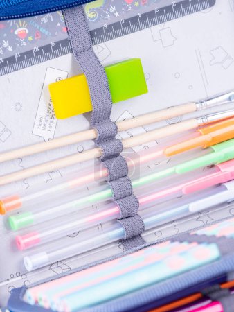 Foto de Primer plano de los útiles escolares en estuche de lápiz sobre fondo azul con ruta de recorte - Imagen libre de derechos