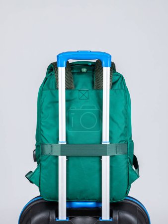 Foto de Primer plano de una mochila verde para hombre para poner en el mango de una maleta para facilitar el viaje - Imagen libre de derechos
