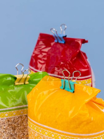 Téléchargez les photos : Clips colorés en plastique pour fermer les sacs en plastique. Clip de sac de cuisine ou clip de sac de rangement et d'étanchéité - en image libre de droit
