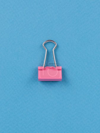 Foto de Pinzas rosadas aisladas sobre fondo azul, de cerca - Imagen libre de derechos