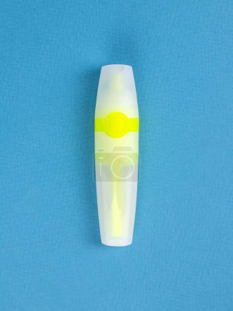 Foto de Rotuladores rotuladores amarillos de punta de fieltro de primer plano, aislados sobre fondo azul - Imagen libre de derechos