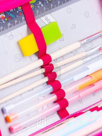 Foto de Primer plano de los útiles escolares en estuche de lápiz sobre fondo azul con ruta de recorte - Imagen libre de derechos