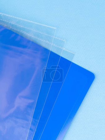Foto de Vista de cerca de la carpeta de documentos de plástico azul en la mesa de la oficina - Imagen libre de derechos