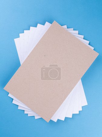 Foto de Textura de papel kraft beige, fondo abstracto de alta resolución. fondo de hoja de cartón aislado en azul, primer plano - Imagen libre de derechos