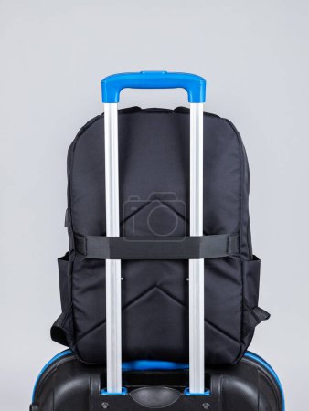 Foto de Primer plano de una mochila de hombre negro para poner en el mango de una maleta para facilitar el viaje - Imagen libre de derechos