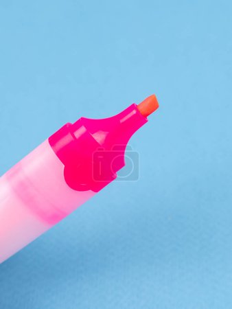 Foto de Rotuladores rosa punta de fieltro resaltadores primer plano, aislado sobre fondo azul - Imagen libre de derechos