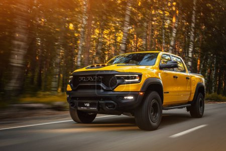 Téléchargez les photos : Novossibirsk, Russie - 01 juin 2023 : Dodge Ram Trx Havok Edition jaune conduisant sur la route par une chaude journée d'été sur fond de forêt - en image libre de droit