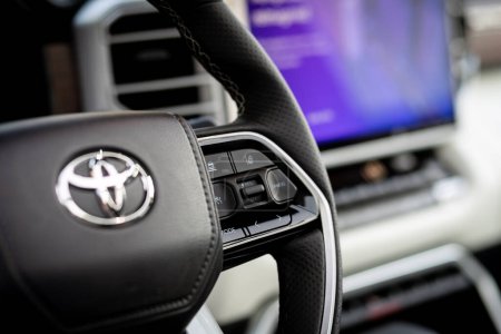 Téléchargez les photos : Novossibirsk, Russie - 15 juillet 2023 : Toyota Tundra, Contrôleur de voiture au volant, Musique, Système de contrôle Fonction et téléphone vocal dans la voiture. intérieur de voiture moderne - en image libre de droit