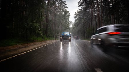 Foto de Novosibirsk, Rusia - 27 de julio de 2023: edición Dodge Ram Trx Havok azul, recogida en el bosque, vista frontal - Imagen libre de derechos