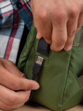 Téléchargez les photos : Gros plan du connecteur USB dans un sac à dos vert, sac - en image libre de droit