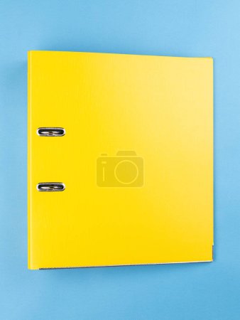 Téléchargez les photos : Dossier de bureau jaune sur fond bleu. Modèle de dossier de bureau - en image libre de droit