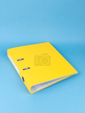 Foto de Carpeta amarilla con documentos y documentos. mantener contratos. espacio aislado de copia blanca - Imagen libre de derechos