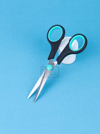 Foto de Las tijeras son herramientas de corte operadas a mano. El objeto está aislado sobre un fondo azul sin sombras. - Imagen libre de derechos