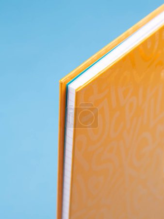 Foto de Estudio plano de una esquina amarilla de un cuaderno de tapa dura, primer plano - Imagen libre de derechos