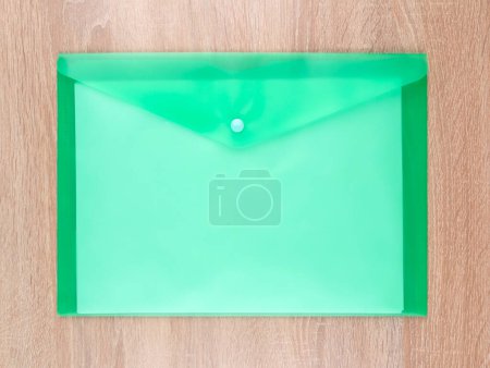 Foto de Vista de cerca de la carpeta de documentos de plástico verde en la mesa de la oficina - Imagen libre de derechos