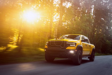 Téléchargez les photos : Novossibirsk, Russie - Le 27 juillet 2023 : Dodge Ram Trx Havok Edition jaune, pick-up dans le parc, vue de face - en image libre de droit