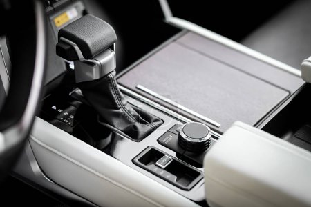 Foto de Palanca de cambios automática dentro del coche moderno. transmisión automática del coche, interior del coche - Imagen libre de derechos