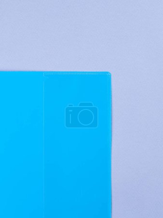 Foto de Carpeta de oficina de plástico azul sobre fondo azul. Plantilla de carpeta de oficina - Imagen libre de derechos
