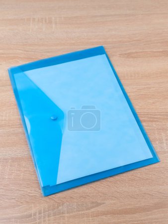 Téléchargez les photos : Dossier de bureau en plastique bleu sur fond bleu. Modèle de dossier de bureau - en image libre de droit