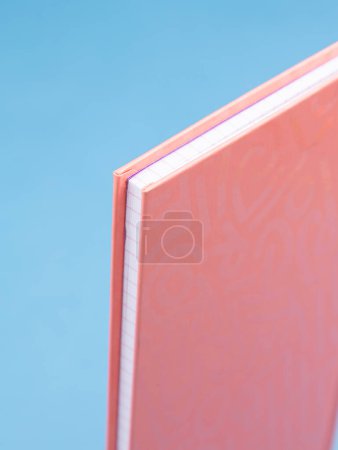 Foto de Estudio plano de una esquina rosa de un cuaderno de tapa dura, primer plano - Imagen libre de derechos