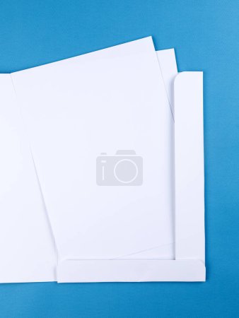 Foto de Textura de papel blanco, fondo abstracto de alta resolución. fondo de hoja de cartón aislado en azul, primer plano - Imagen libre de derechos