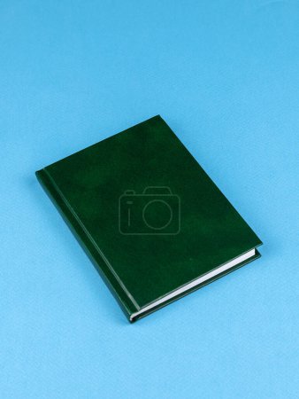 Téléchargez les photos : Concept design - vue du dessus du bloc-notes vert sur une table en bois - en image libre de droit