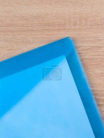 Foto de Carpeta de documento de plástico azul sobre mesa de madera - Imagen libre de derechos