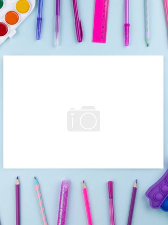 Foto de Escena plana en colores coloridos para una chica joven o chico con un número de ist blanco y papelería. Almohadilla de boceto o diseño - Imagen libre de derechos