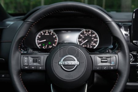 Téléchargez les photos : Novossibirsk, Russie - 23 août 2023 : Nissan Pathfinder Rock Creek SUV blanc, Salon d'une nouvelle voiture exclusive, volant, tableau de bord avec indicateur de vitesse, tachymètre et autres boutons de réglage - en image libre de droit