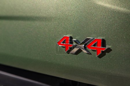 Foto de Novosibirsk, Rusia - 29 de agosto de 2023: SsangYong Rexton Khan verde, primer plano del exclusivo logotipo 4X4 en la carrocería del automóvil - Imagen libre de derechos