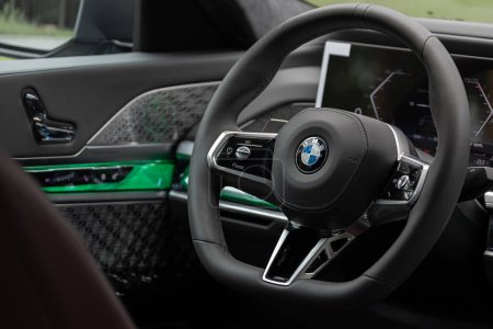 Foto de Novosibirsk, Rusia - 29 de agosto de 2023: BMW 7 Series, 740i, volante, palanca de cambios y tablero de instrumentos, control de temperatura, velocímetro, pantalla. Salón de una nueva ca con estilo - Imagen libre de derechos