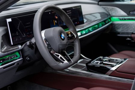 Foto de Novosibirsk, Rusia - 29 de agosto de 2023: BMW 7 Series, 740i, volante, palanca de cambios y tablero de instrumentos, control de temperatura, velocímetro, pantalla. Salón de una nueva ca con estilo - Imagen libre de derechos