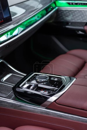 Foto de Novosibirsk, Rusia - 29 de agosto de 2023: BMW 7 Series, 740i, Detalles del coche. Cambio automático de palanca de transmisión. - Imagen libre de derechos