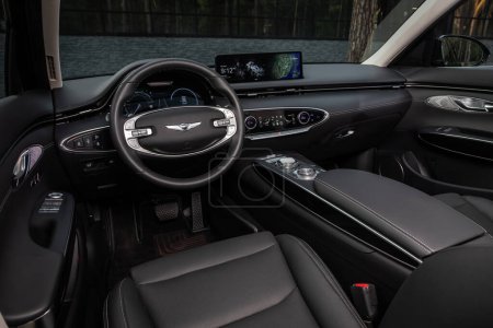 Foto de Novosibirsk, Rusia - 29 de agosto de 2023: negro Hyundai Genesis, car Interior - volante, palanca de cambios y tablero de instrumentos, control de temperatura, velocímetro, pantalla. Salón de una nueva ca con estilo - Imagen libre de derechos