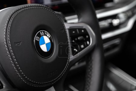 Foto de Novosibirsk / Rusia 07 de septiembre 2023: BMW X5, tablero de instrumentos, reproductor, volante con logotipo y botones - Imagen libre de derechos