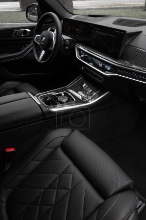 Foto de Novosibirsk / Rusia 07 de septiembre 2023: BMW X5, coche Interior - volante, palanca de cambios y tablero de instrumentos, control climático, velocímetro, pantalla. Salón de una nueva ca con estilo - Imagen libre de derechos