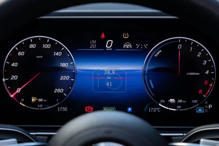 Téléchargez les photos : Novossibirsk / Russie 07 Septembre 2023 : Mercedes Benz GLE coupé, gros plan du compteur de vitesse avec tr / min et km mètre - en image libre de droit
