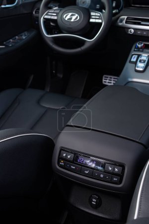 Foto de Novosibirsk / Rusia 08 de septiembre 2023: Hyundai Palisade, interior del coche - Botones para encender el aire acondicionado del coche en el panel de control climático para los asientos traseros - Imagen libre de derechos