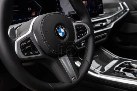 Foto de Novosibirsk / Rusia 07 de septiembre 2023: BMW X5, coche Interior - volante, palanca de cambios y tablero de instrumentos, control climático, velocímetro, pantalla. Salón de un nuevo coche con estilo - Imagen libre de derechos