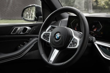 Foto de Novosibirsk / Rusia 07 de septiembre 2023: BMW X5, volante, palanca de cambios y tablero de instrumentos, control de temperatura, velocímetro, pantalla. Salón de un nuevo coche con estilo - Imagen libre de derechos