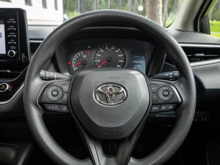 Téléchargez les photos : Novossibirsk, Russie - septembre 11, 2023 : Toyota Corolla Touring, voiture de luxe Intérieur - tableau de bord, lecteur, volant avec logo et boutons, indicateur de vitesse et tachomete - en image libre de droit