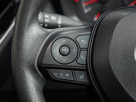 Foto de Novosibirsk, Rusia - 11 de septiembre de 2023: Toyota Corolla Touring, volante negro con botones multifunción para un teléfono de control rápido, música y otras funciones - Imagen libre de derechos