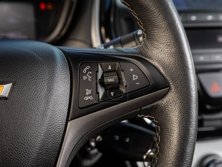 Foto de Novosibirsk, Rusia - 11 de septiembre de 2023: Chevrolet Spark, volante negro con botones multifunción para un teléfono de control rápido, música y otras funciones - Imagen libre de derechos
