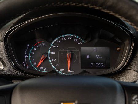 Foto de Novosibirsk, Rusia - 11 de septiembre de 2023: Chevrolet Spark, Dashboard closeup with visible speedometer and fuel level. Cuentakilómetros, tacómetro. Detallado del coche - Imagen libre de derechos