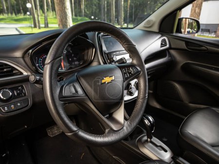 Téléchargez les photos : Novossibirsk, Russie - Septembre 11, 2023 : Chevrolet Spark, voiture de luxe Intérieur - tableau de bord, lecteur, volant avec logo et boutons, indicateur de vitesse et tachomete - en image libre de droit