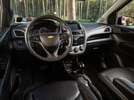 Téléchargez les photos : Novossibirsk, Russie - Septembre 11, 2023 : Chevrolet Spark, Salon d'une nouvelle voiture élégante, volant, tableau de bord avec indicateur de vitesse, tachymètre et autre bouton de réglage - en image libre de droit